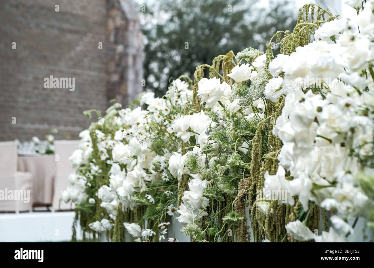 Mur floral lors de la cérémonie de mariage en plein air Banque D'Images