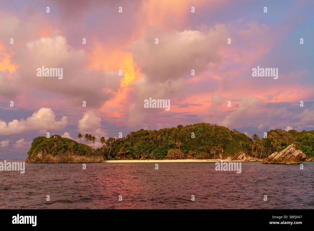 Coucher de soleil spectaculaire sur l'île à Raja Ampat Banque D'Images