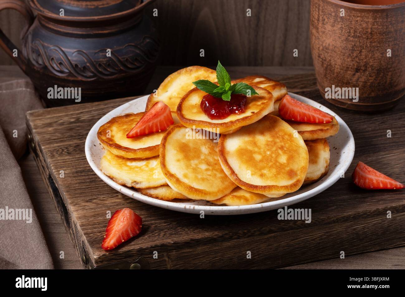 Mini crêpes avec confiture de fraises et fraises Banque D'Images