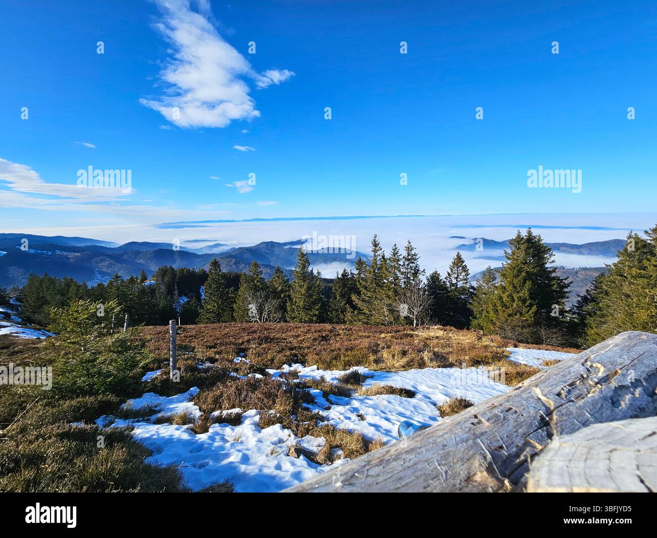vue depuis le mont belchen dans le sud de l'allemagne sur les plaines brumeuses du rhin supérieur avec des restes de neige - Image de stock capturée avec un smartphone