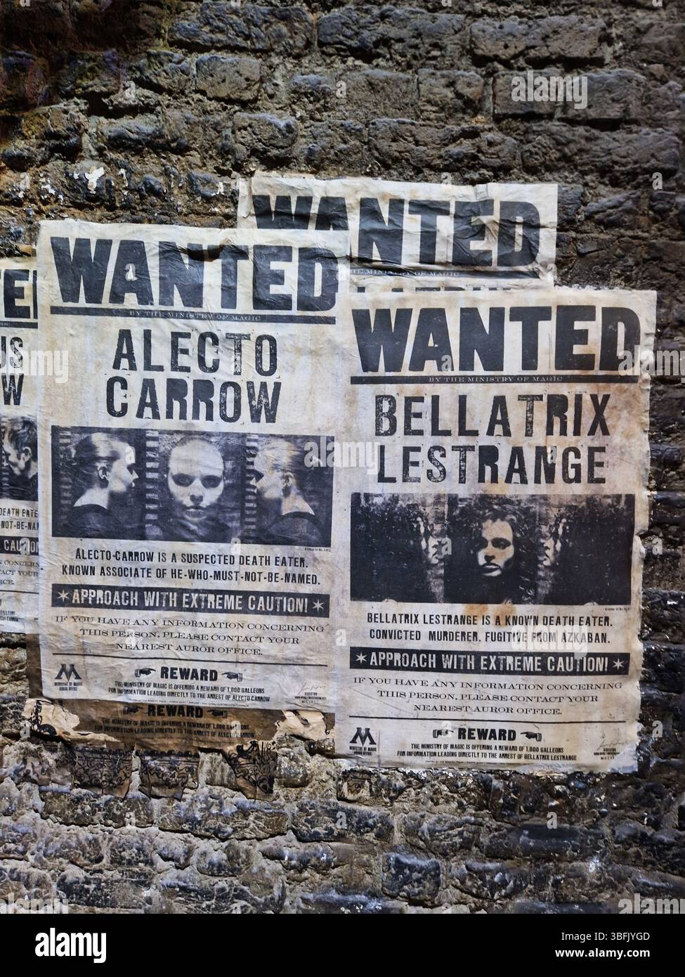 Affiches recherchées mettant en vedette des personnages fictifs sur un fond de mur de briques. Londres, Royaume-Uni Banque D'Images
