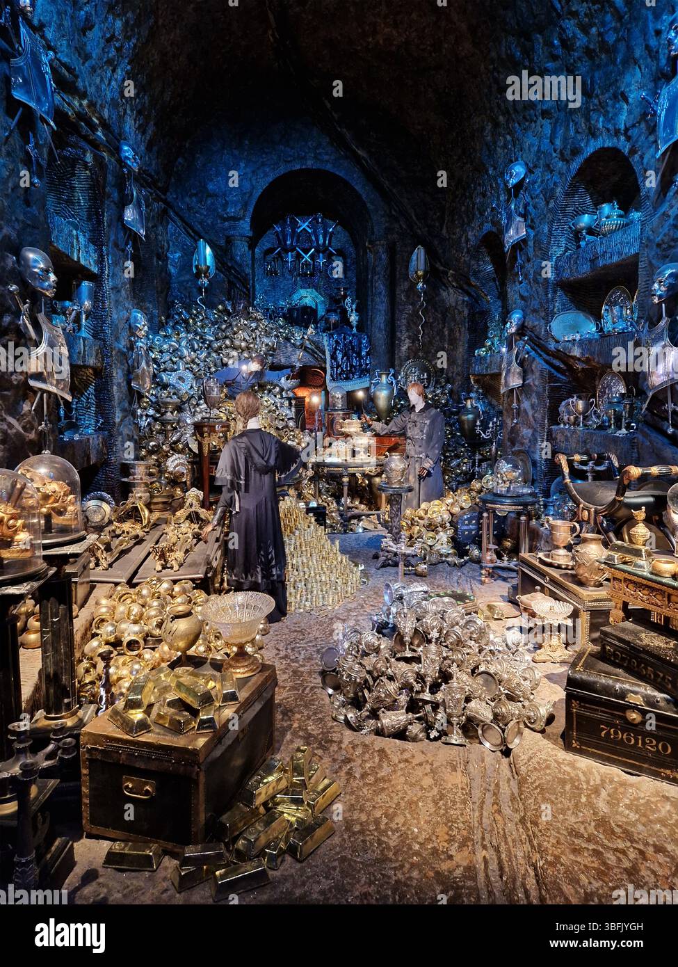 Voûte luxueuse remplie de trésors, de reliques dorées et d'artefacts ornés. Londres, Royaume-Uni Banque D'Images