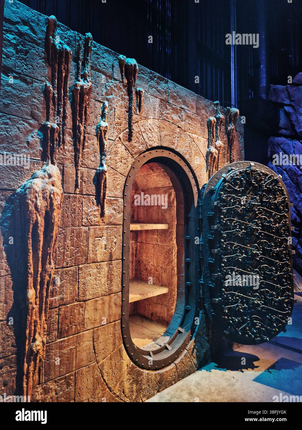Mystérieuse porte de coffre-fort au design complexe et entourant Rocky Wall. Londres, Royaume-Uni Banque D'Images