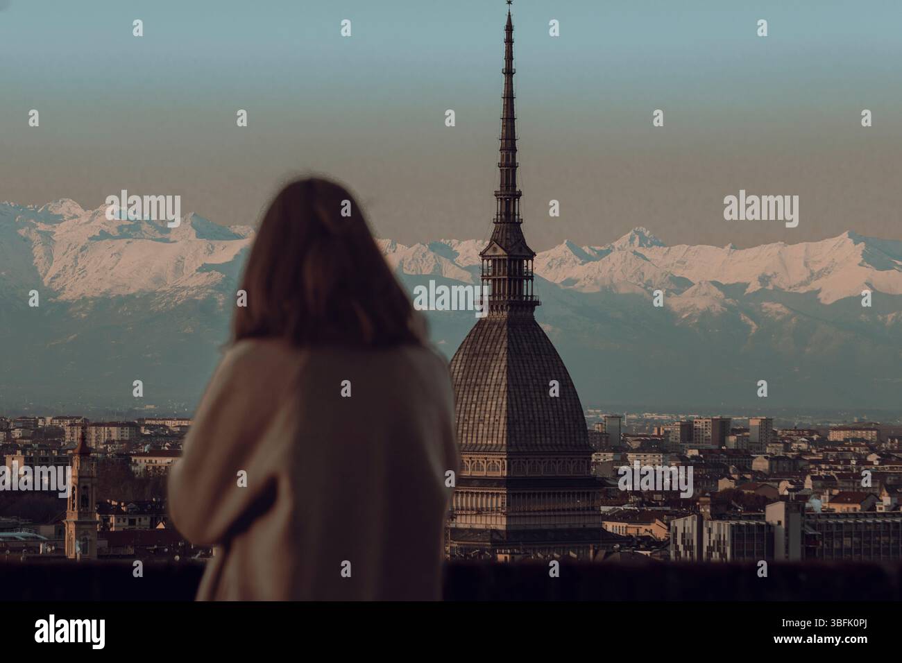 La fille et la mole. Une photo emblématique de la vue imprenable que vous avez de la ville de Turin depuis la terrasse du Mont de Cappuccini. Banque D'Images