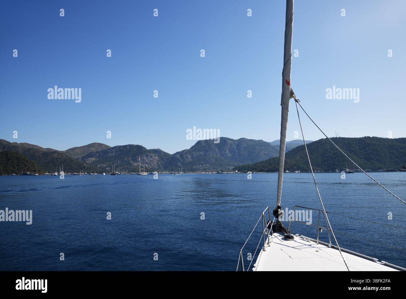 Gocek, Turquie. Yacht entre dans la marina de Gocek Banque D'Images