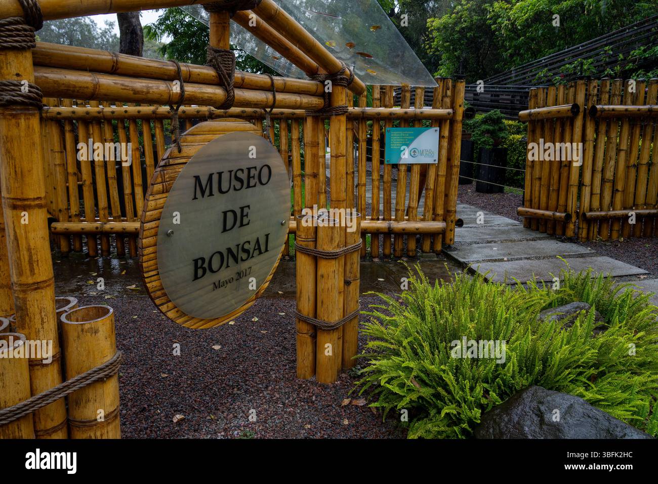 Signe au Musée Bonsaï dans le jardin botanique de Quito à Quito, Équateur. Banque D'Images