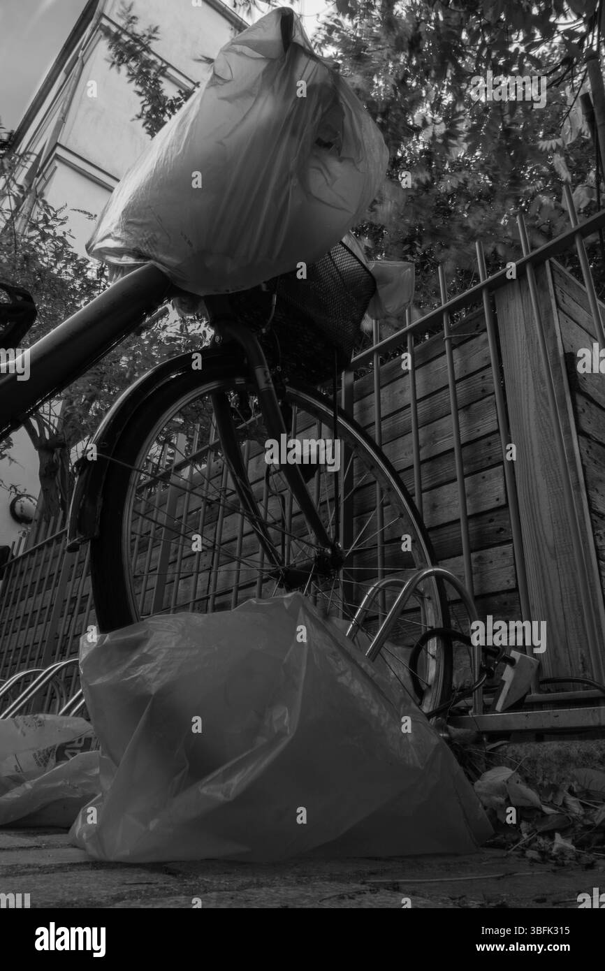 Vélo oublié à Paris. Banque D'Images