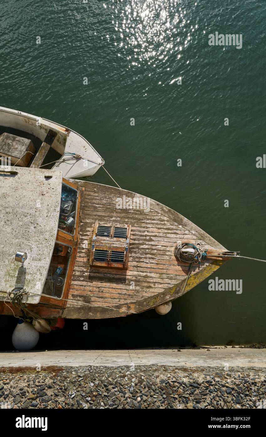 Vieux bateau vieilli amarré au qua à Appledore, Devon, Royaume-Uni image copyright Guy harrop info@guyharrop.com 07866 464282 Banque D'Images