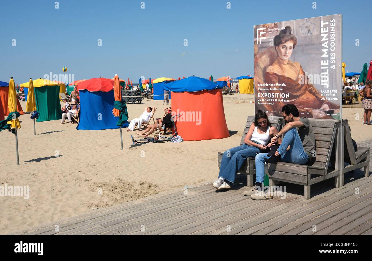 La plage et la promenade à Deauville en France. Banque D'Images