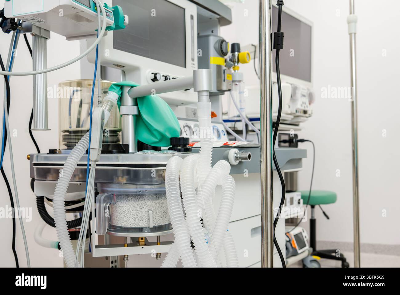 Les dispositifs médicaux et moniteurs de haute technologie sont organisés dans une zone clinique, prêts à être utilisés pour les soins aux patients et la surveillance pendant les procédures. Banque D'Images