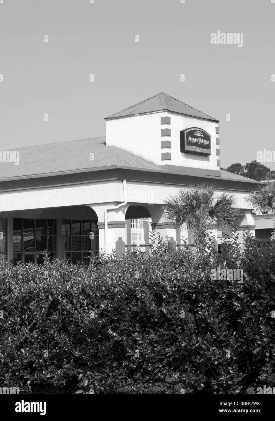 Ce motel Howard Johnson Inn classique en bord de route aux États-Unis évoque l'Americana du milieu du siècle et la culture du voyage vintage. Banque D'Images