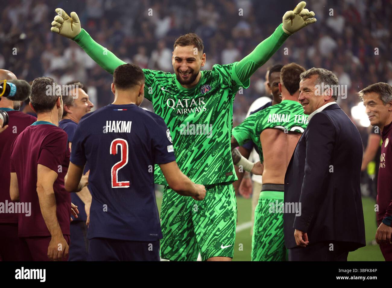 Munich, Allemagne. 31 mai 2025. Gianluigi Donnarumma fête avec Achraf Hakimi du PSG lors de la finale de l'UEFA Champions League 2024-2025 entre le Paris Saint Germain et l'Inter Milan, à l'Allianz Arena. Notes finales PCG 5-0 Inter. (Photo de Marco Iacobucci/SOPA images/Sipa USA) crédit : Sipa US/Alamy Live News Banque D'Images