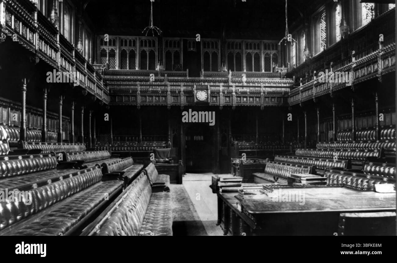 Chambre des communes britannique, Londres, photographie intérieure historique du XIXe siècle montrant des députés en session dans la chambre parlementaire Banque D'Images