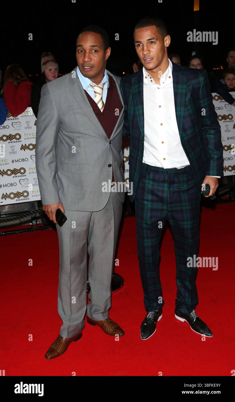 Paul Ince avec son fils Tom Ince aux MOBO Awards qui se sont tenus à l'Echo Arena de Liverpool - 03 novembre 2012 Banque D'Images