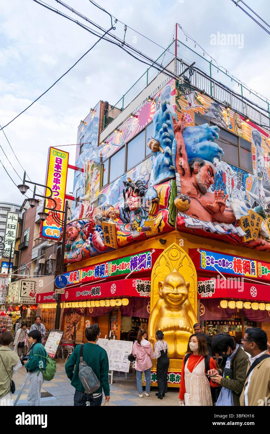 Restaurant Kushikatsu Yokozunao avec sa statue emblématique de Billiken au carrefour de Koen Hondori à Shinsekai, un endroit photo populaire pour les touristes. Banque D'Images