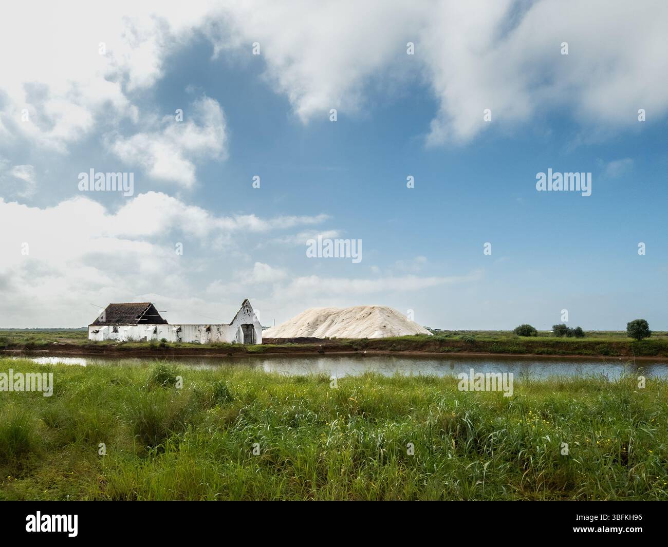 Site traditionnel de production de sel avec bassins salants et dépendances en dehors de Tavira en Algarve, Portugal Banque D'Images