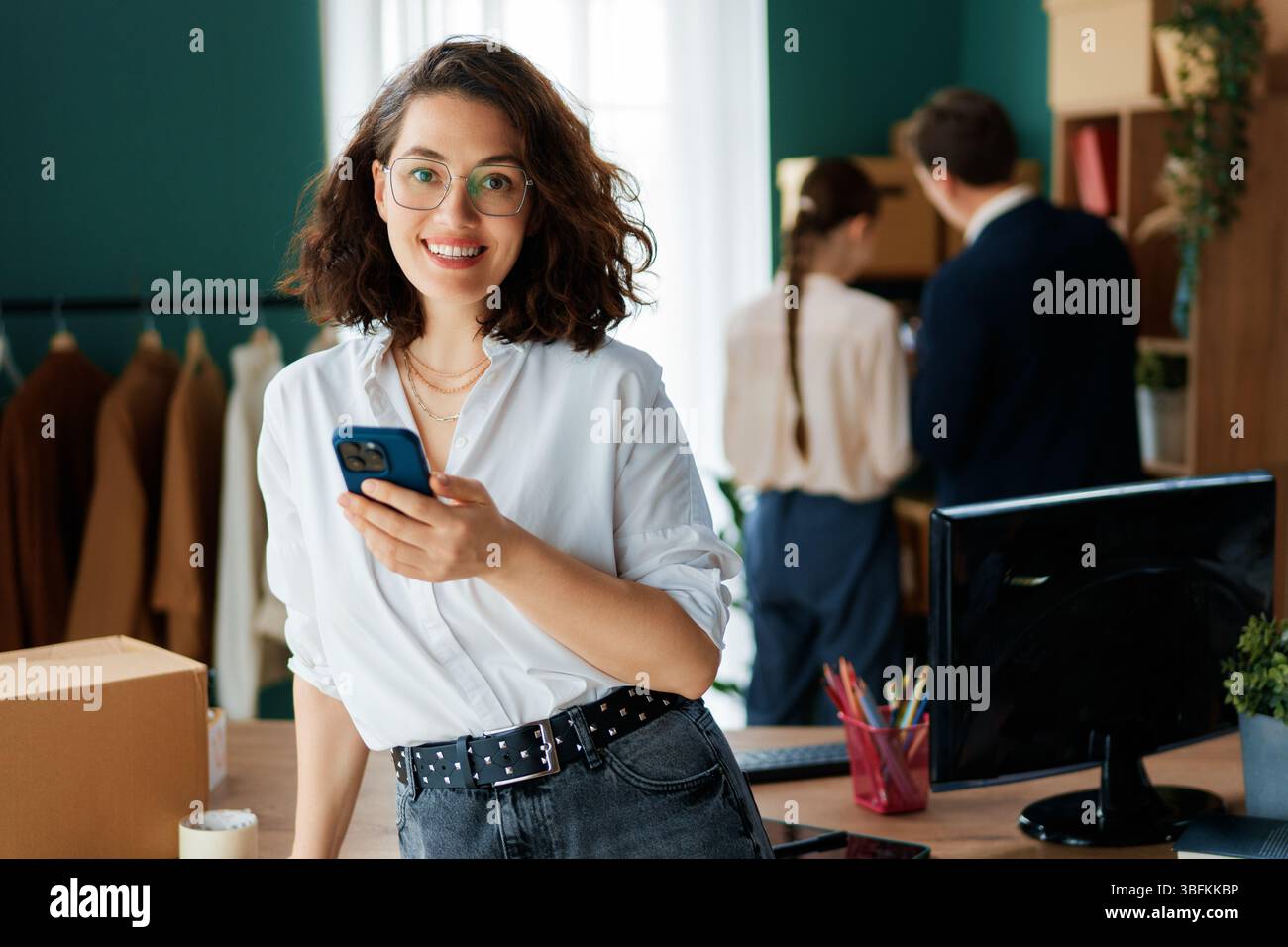Les jeunes créateurs de mode travaillent en studio. Banque D'Images