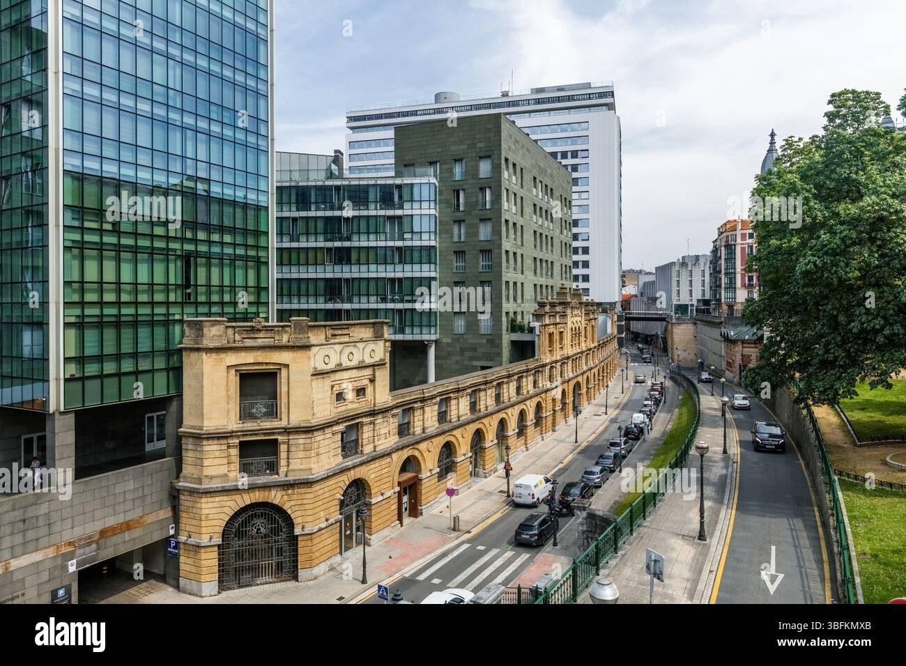 Rue Uribitarte, avec la façade de l'ancien dépôt Franco au premier plan. Bilbao, Espagne Banque D'Images