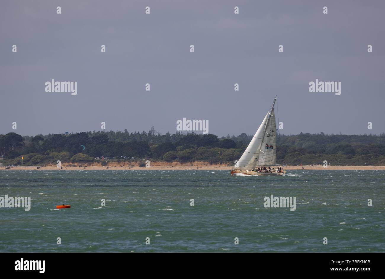 Cowes, île de Wight, Royaume-Uni. 1er juin 2025. Un yacht de course quitte Cowes pendant la régate Cowes Classic, sur l'île de Wight, au Royaume-Uni. 2 juin 2025. Crédit : Will Beresford/Alamy Live News Banque D'Images Cowes, île de Wight, Royaume-Uni. 1er juin 2025. Un yacht de course quitte Cowes pendant la régate Cowes Classic, sur l'île de Wight, au Royaume-Uni. 2 juin 2025. Crédit : Will Beresford/Alamy Live News Banque D'Images