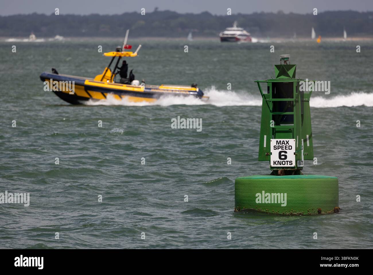 Cowes, île de Wight, Royaume-Uni. 1er juin 2025. Une NERVURE À grande vitesse passe devant une bouée limite à 6 nœuds pendant les régates Cowes Classic au large de Cowes, île de Wight, Royaume-Uni. 2 juin 2025. Crédit : Will Beresford/Alamy Live News Banque D'Images Cowes, île de Wight, Royaume-Uni. 1er juin 2025. Une NERVURE À grande vitesse passe devant une bouée limite à 6 nœuds pendant les régates Cowes Classic au large de Cowes, île de Wight, Royaume-Uni. 2 juin 2025. Crédit : Will Beresford/Alamy Live News Banque D'Images