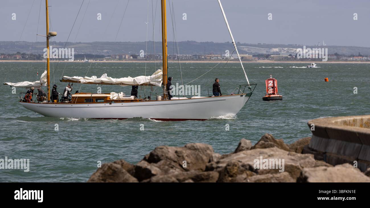 Cowes, île de Wight, Royaume-Uni. 1er juin 2025. Un yacht classique sous voile passe devant une bouée de navigation lors de la régate Cowes Classic, Cowes, île de Wight, Royaume-Uni. 2 juin 2025. Crédit : Will Beresford/Alamy Live News Banque D'Images Cowes, île de Wight, Royaume-Uni. 1er juin 2025. Un yacht classique sous voile passe devant une bouée de navigation lors de la régate Cowes Classic, Cowes, île de Wight, Royaume-Uni. 2 juin 2025. Crédit : Will Beresford/Alamy Live News Banque D'Images