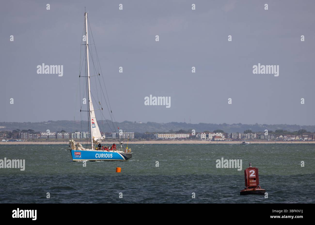 Cowes, île de Wight, Royaume-Uni. 1er juin 2025. Clipper Events le yacht CURIOUS quitte Cowes pendant la régate Cowes Classic, sur l'île de Wight, au Royaume-Uni. 2 juin 2025. Crédit : Will Beresford/Alamy Live News Banque D'Images Cowes, île de Wight, Royaume-Uni. 1er juin 2025. Clipper Events le yacht CURIOUS quitte Cowes pendant la régate Cowes Classic, sur l'île de Wight, au Royaume-Uni. 2 juin 2025. Crédit : Will Beresford/Alamy Live News Banque D'Images