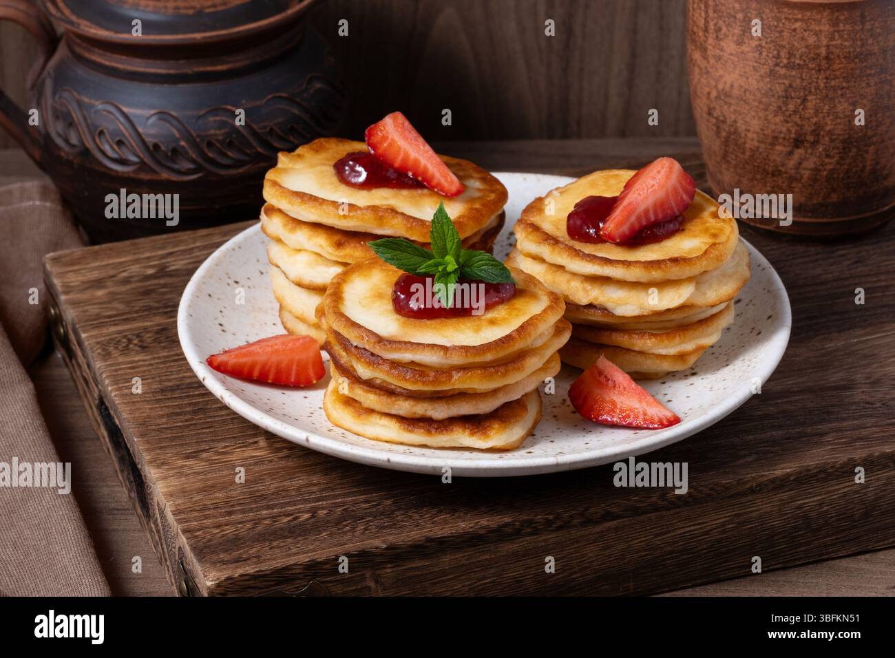 Mini crêpes avec confiture de fraises et fraises Banque D'Images