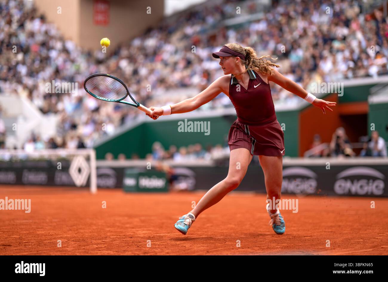 Mirra Andreeva lors de son 4e match féminin en simple face à Daria Kasatkina le neuvième jour de l’Open de France 2025 à Roland Garros, Paris en France. Date de la photo : lundi 2 juin 2025. Banque D'Images