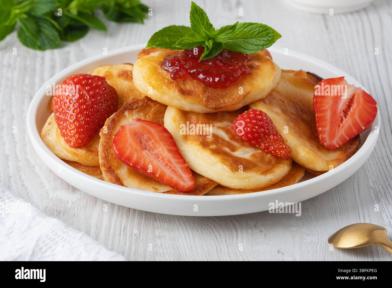 Mini crêpes avec confiture de fraises et fraises Banque D'Images