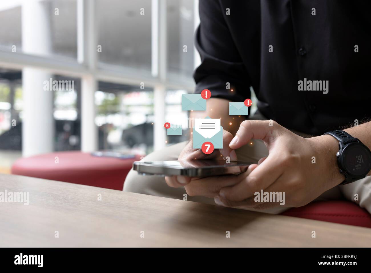 Homme d'affaires à l'aide d'un smartphone avec plusieurs notifications par e-mail apparaissant, icônes numériques montrant des alertes de message non lu Banque D'Images