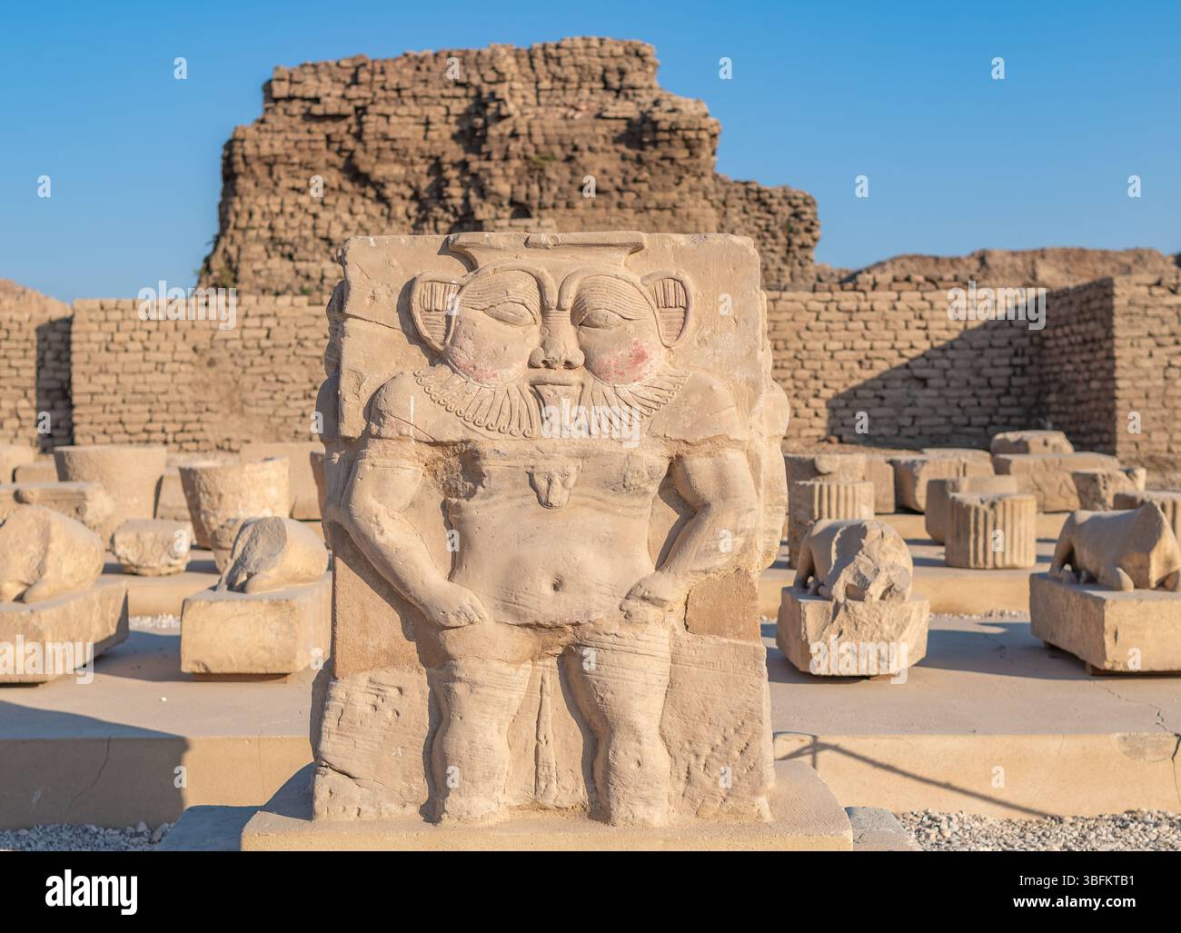 Statue de l'ancien Dieu égyptien Bes, temple Hathor à Dendera, Egypte. Banque D'Images