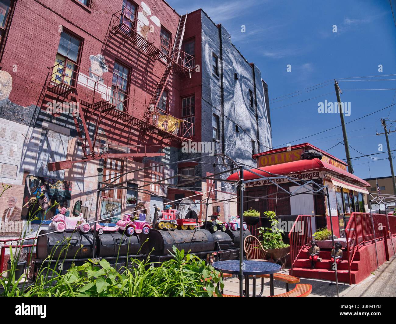 Ollie’s Trolley est un restaurant de hamburgers à emporter appartenant à des Noirs dans le centre-ville du West End de Cincinnati Banque D'Images