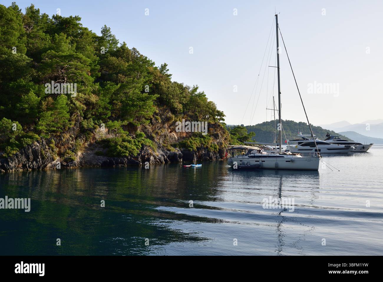 Fethiye, Turquie - 23 mai 2025 : Marina dans le port de Fethiye. Yachts amarrés au lever du soleil Banque D'Images