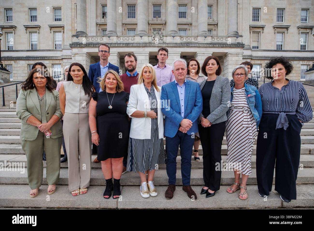 Claire Hanna, députée du SDLP (à droite), avec Stella McMullan (quatrième à partir de la gauche), mère de Caitlin-Rose McMullan, Bob Hogg (sixième à partir de la droite), père de Caitlin Hogg, Amelia O'Neill (troisième à partir de la droite), mère de Fintan et Mary O'Neill, avec le Dr Mark Terris (cinquième à partir de la gauche), et le Dr Damien Gates (septième à partir de la droite), et les familles qui ont été touchées par des accidents à des arrêts de bus scolaires en Irlande du Nord, lors d'une conférence de presse dans les bâtiments du Parlement à Stormont, à la veille d'une motion de l'opposition SDLP appelant à une obligation légale pour les véhicules de s'arrêter lorsqu'un bus scolaire prend ou descend Banque D'Images