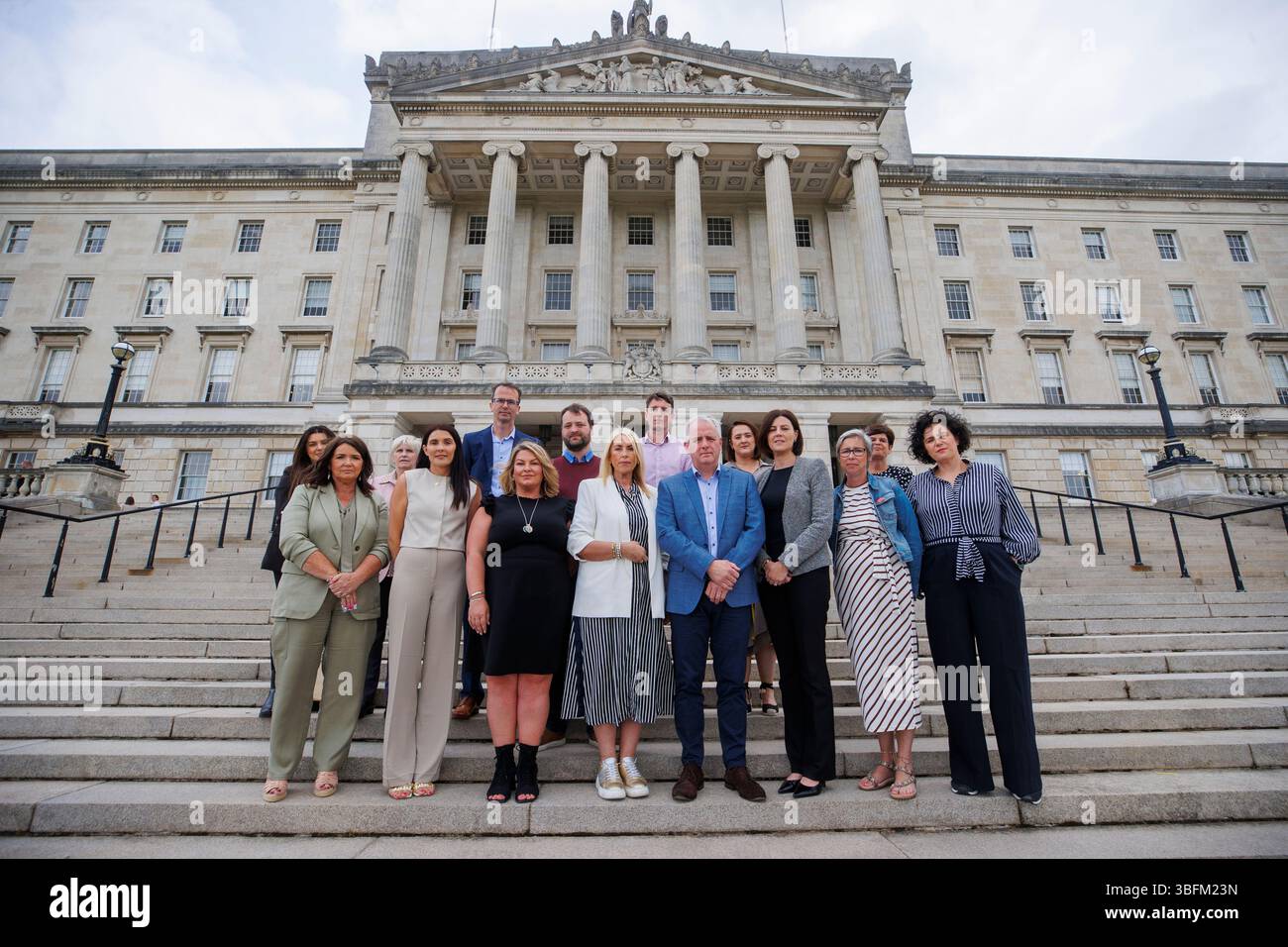 Claire Hanna, députée du SDLP (à droite) avec Stella McMullan (quatrième à partir de la gauche), mère de Caitlin-Rose McMullan, Bob Hogg (sixième à partir de la droite), père de Caitlin Hogg, Amelia O'Neill (troisième à partir de la droite), mère de Fintan et Mary O'Neill, avec le Dr Mark Terris (cinquième à partir de la gauche) et le Dr Damien Gates (septième à partir de la droite), et les familles qui ont été touchées par des accidents à des arrêts de bus scolaires en Irlande du Nord, lors d'une conférence de presse dans les bâtiments du Parlement à Stormont, avant une motion de l'opposition SDLP appelant à une obligation légale pour les véhicules de s'arrêter lorsqu'un bus scolaire prend ou descend o Banque D'Images