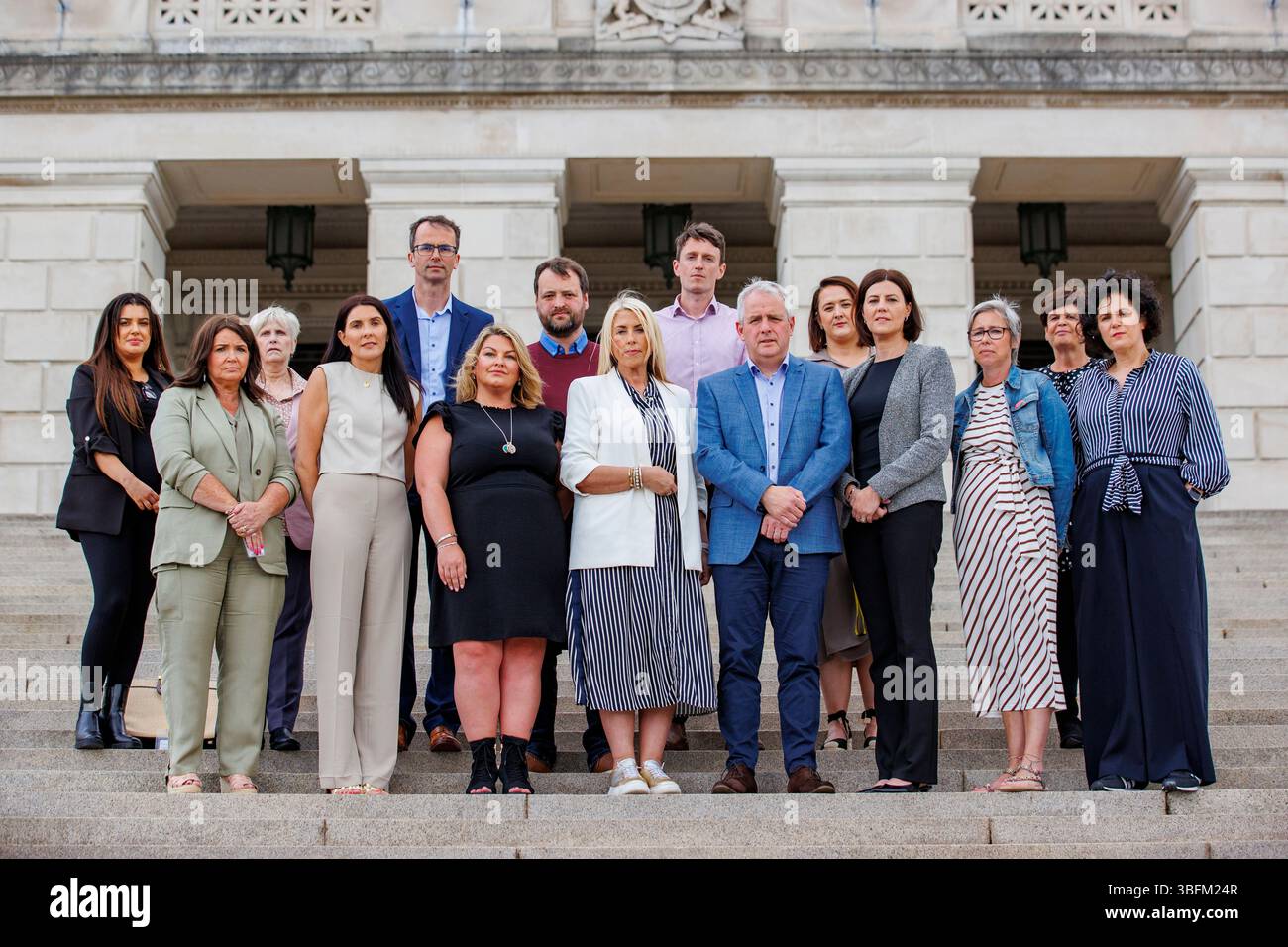 Claire Hanna, députée du SDLP (à droite), avec Stella McMullan (quatrième à partir de la gauche), mère de Caitlin-Rose McMullan, Bob Hogg (sixième à partir de la droite), père de Caitlin Hogg, Amelia O'Neill (troisième à partir de la droite), mère de Fintan et Mary O'Neill, avec le Dr Mark Terris (cinquième à partir de la gauche), et le Dr Damien Gates (septième à partir de la droite), et les familles qui ont été touchées par des accidents à des arrêts de bus scolaires en Irlande du Nord, lors d'une conférence de presse dans les bâtiments du Parlement à Stormont, à la veille d'une motion de l'opposition SDLP appelant à une obligation légale pour les véhicules de s'arrêter lorsqu'un bus scolaire prend ou descend Banque D'Images