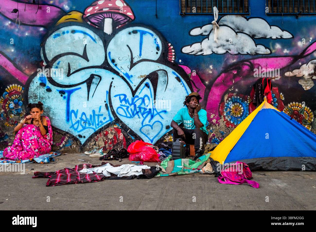 Des toxicomanes colombiens ont installé une tente comme abri temporaire dans une rue du quartier El Bronx à Medellín. Banque D'Images