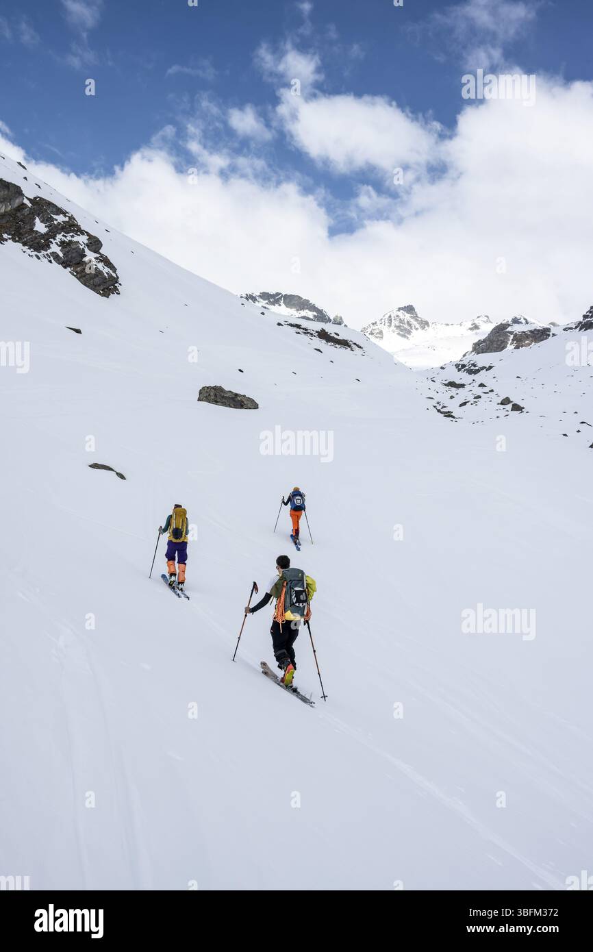 Randonneurs de ski sur l'ascension, Graubuenden haute route, Albula Alpes, Alpes rhétiques, Graubuenden, Suisse, Europe Banque D'Images