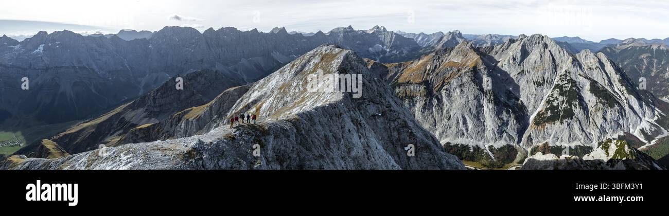 Randonneurs sur le Gamsjoch, vue aérienne, panorama alpin du groupe Gamsjoch, vallée de l'Eng, Karvendel, Tyrol, Autriche, Europe Banque D'Images