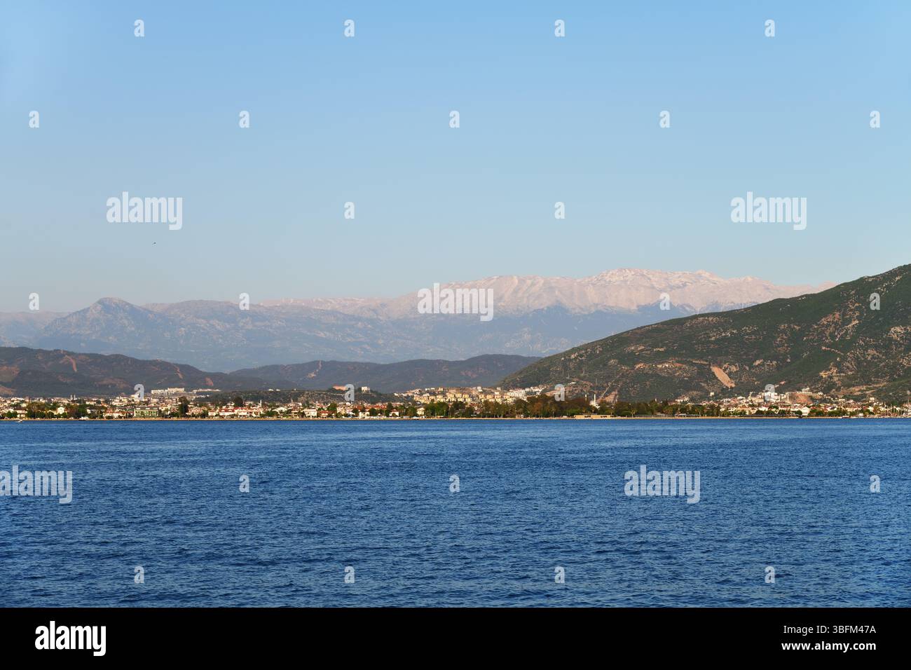 Beau paysage marin en Turquie. Port de Fethiye, littoral, montagnes en arrière-plan Banque D'Images
