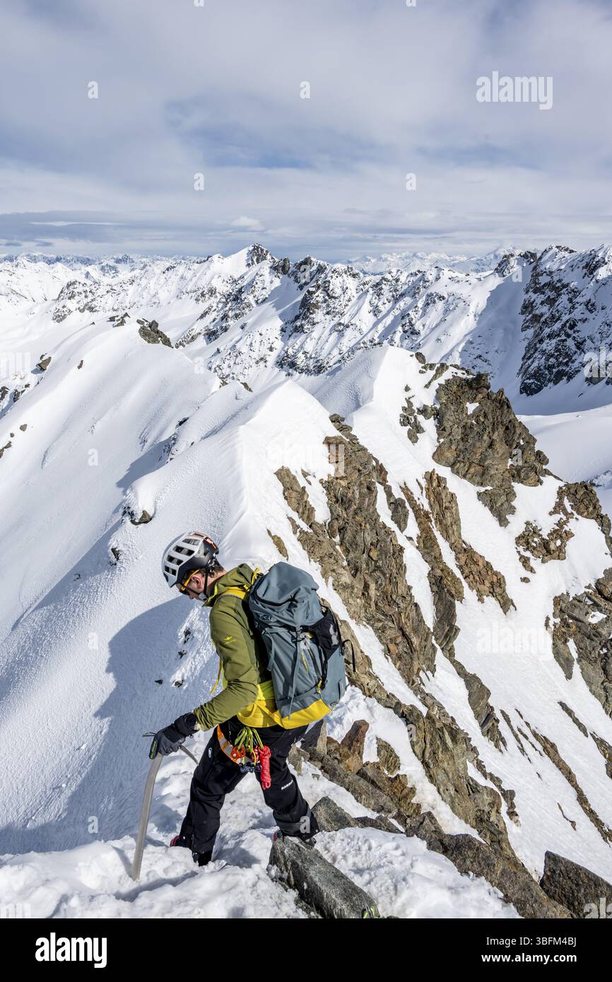Alpiniste sur le sommet du Piz Grialetsch en hiver, vue sur le panorama de montagne avec neige, Grisons haute route, Alpes de l'Albula, Alpes rhétiques, Grisons, Banque D'Images