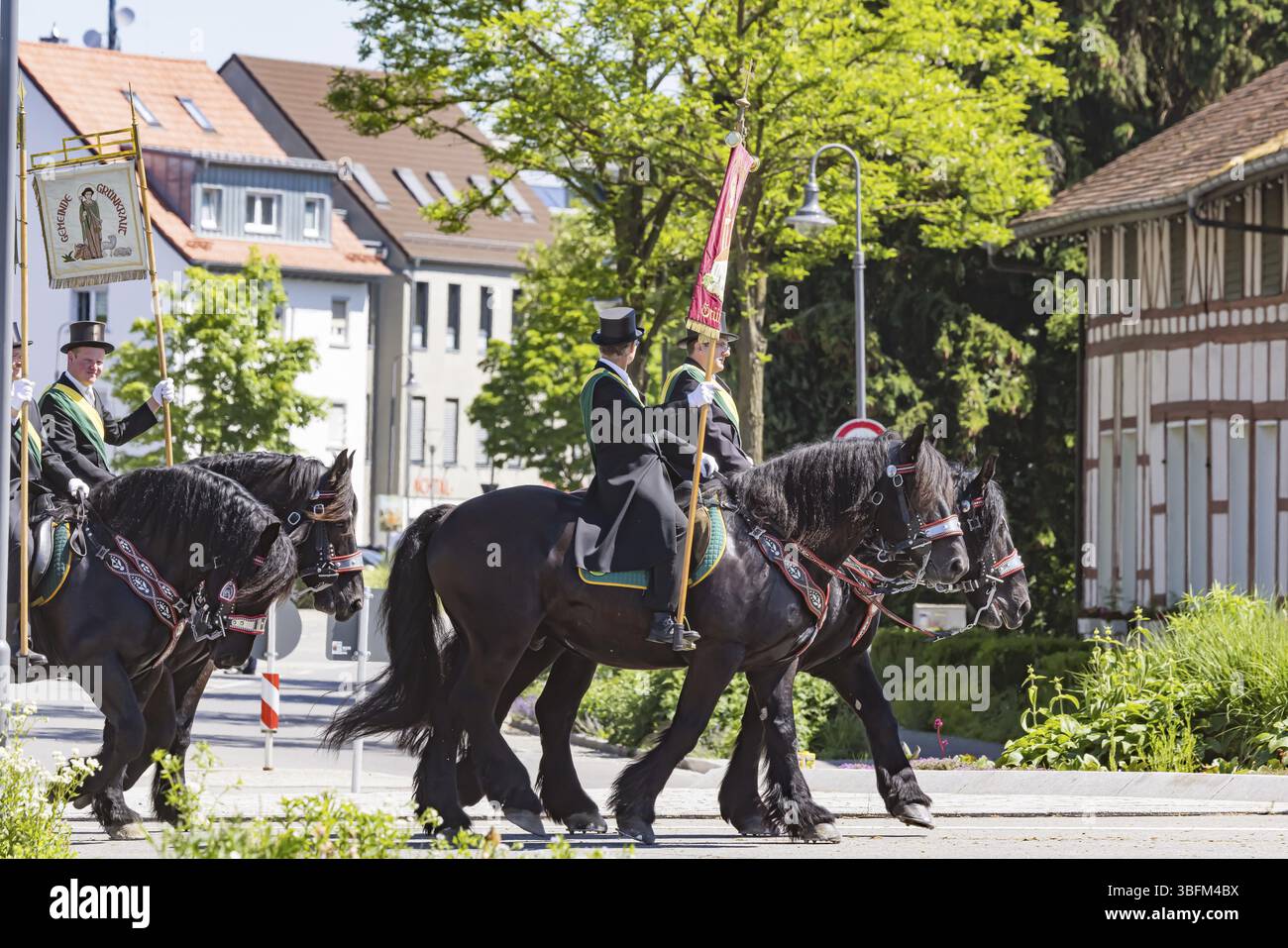 Blutritt à Oberschwaben. Rund 1800 Reiter und (seit 2022 auch) Reiterinnen in Frack und Zylinder ziehen zur Verehrung der Heilig-Blut-Reliquie durch Banque D'Images