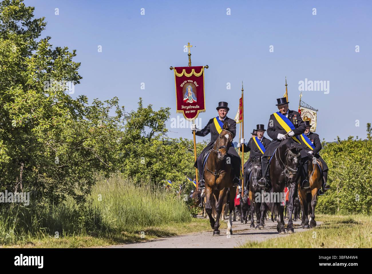Blutritt à Oberschwaben. Rund 1800 Reiter und (seit 2022 auch) Reiterinnen in Frack und Zylinder ziehen zur Verehrung der Heilig-Blut-Reliquie durch Banque D'Images