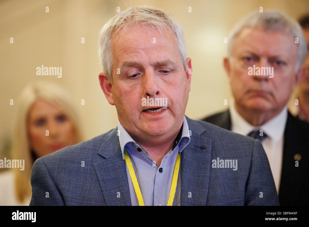 Bob Hogg, père de Caitlin Hogg, s’exprimant lors d’une conférence de presse dans les bâtiments du Parlement à Stormont, avec des familles qui ont été touchées par des accidents à des arrêts de bus scolaires en Irlande du Nord, avant une motion de l’opposition SDLP appelant à une obligation légale pour les véhicules de s’arrêter lorsqu’un bus scolaire prend ou dépose des élèves. Date de la photo : lundi 2 juin 2025. Banque D'Images
