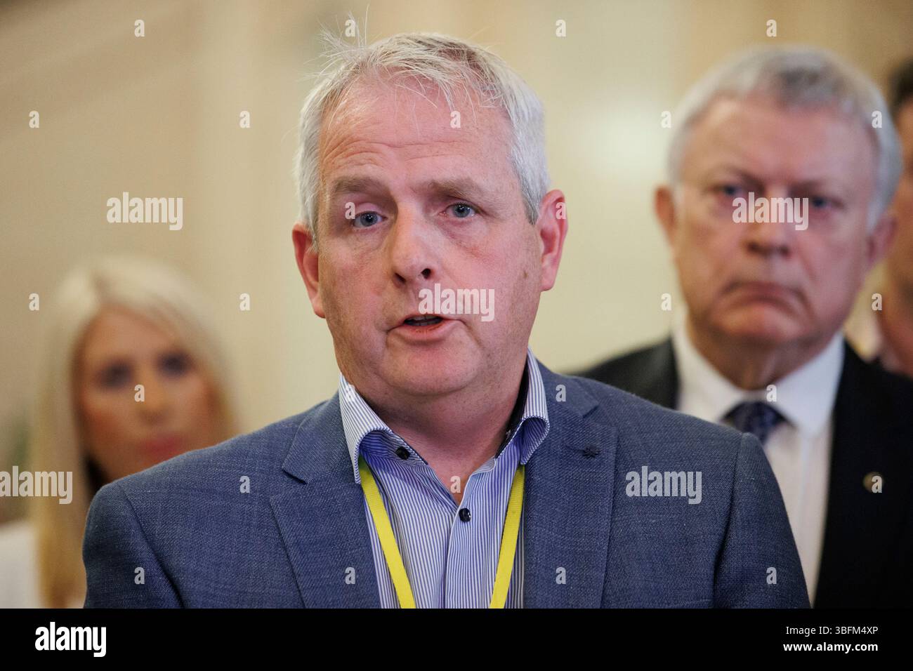 Bob Hogg, père de Caitlin Hogg, s’exprimant lors d’une conférence de presse dans les bâtiments du Parlement à Stormont, avec des familles qui ont été touchées par des accidents à des arrêts de bus scolaires en Irlande du Nord, avant une motion de l’opposition SDLP appelant à une obligation légale pour les véhicules de s’arrêter lorsqu’un bus scolaire prend ou dépose des élèves. Date de la photo : lundi 2 juin 2025. Banque D'Images