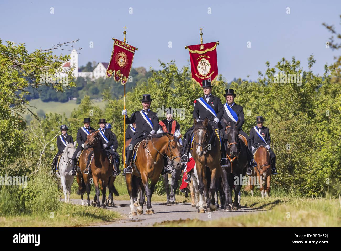 Blutritt à Oberschwaben. Rund 1800 Reiter und (seit 2022 auch) Reiterinnen in Frack und Zylinder ziehen zur Verehrung der Heilig-Blut-Reliquie durch Banque D'Images