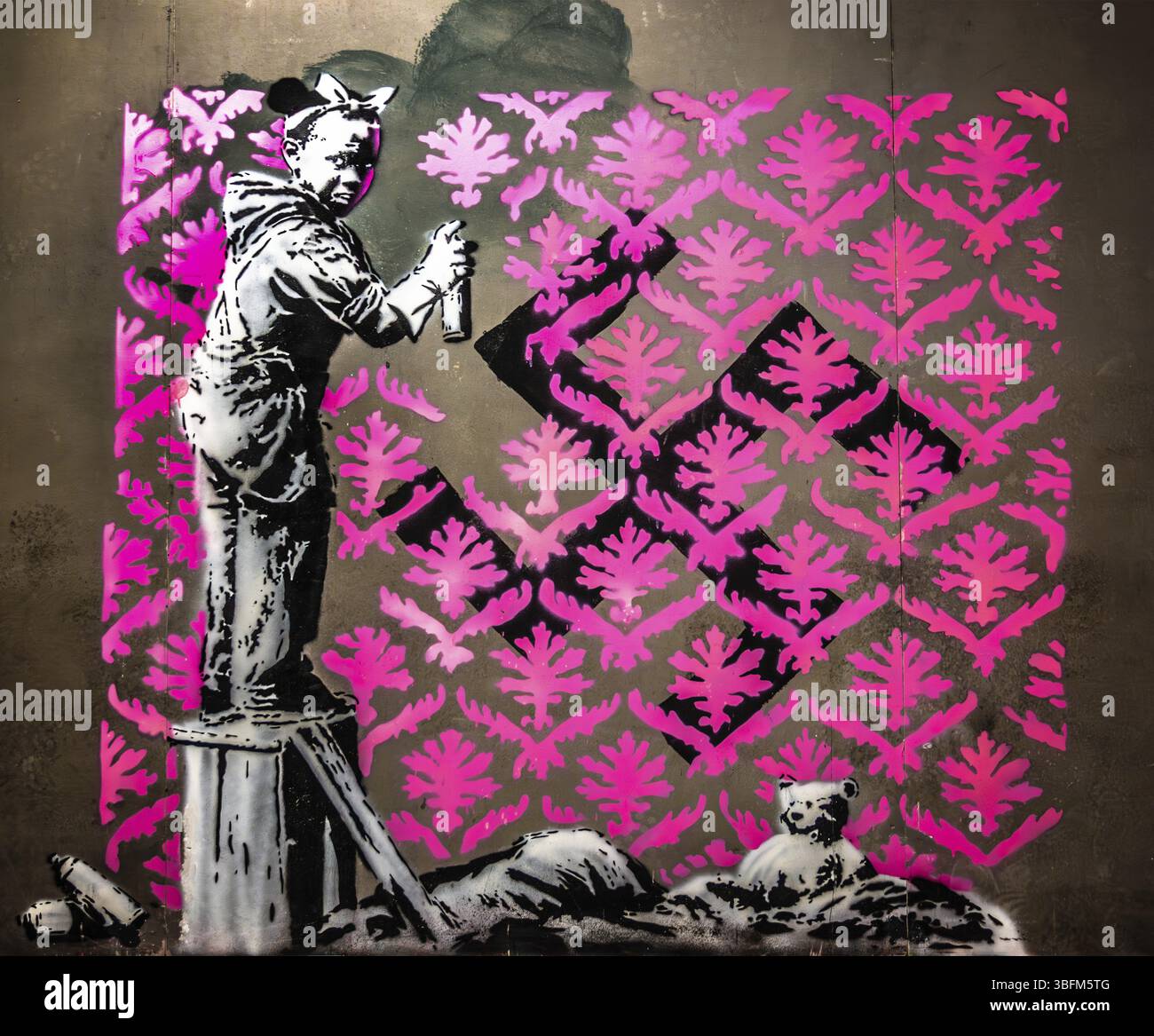 Banksy - migrant Soup Citchen, fille essayant de retirer une croix gammée, protester contre l'injustice envers les réfugiés, 2018, porte de la Chapelle, Paris, France Banque D'Images