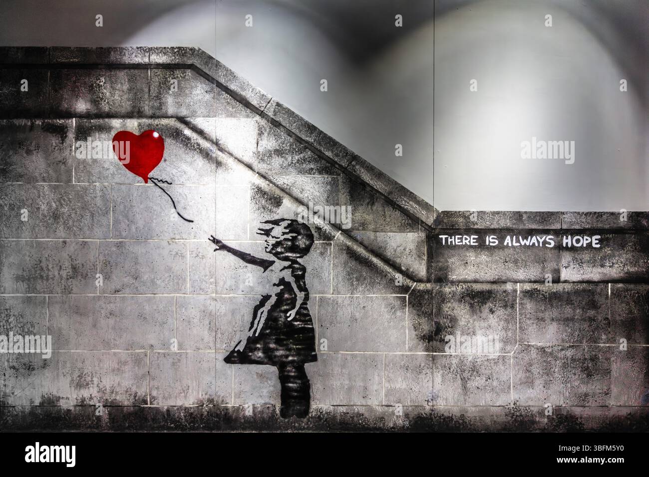 Banksy - fille avec ballon, il y a toujours de l'espoir, 2002, Southbank, Londres, exposition le monde de Banksy Banque D'Images