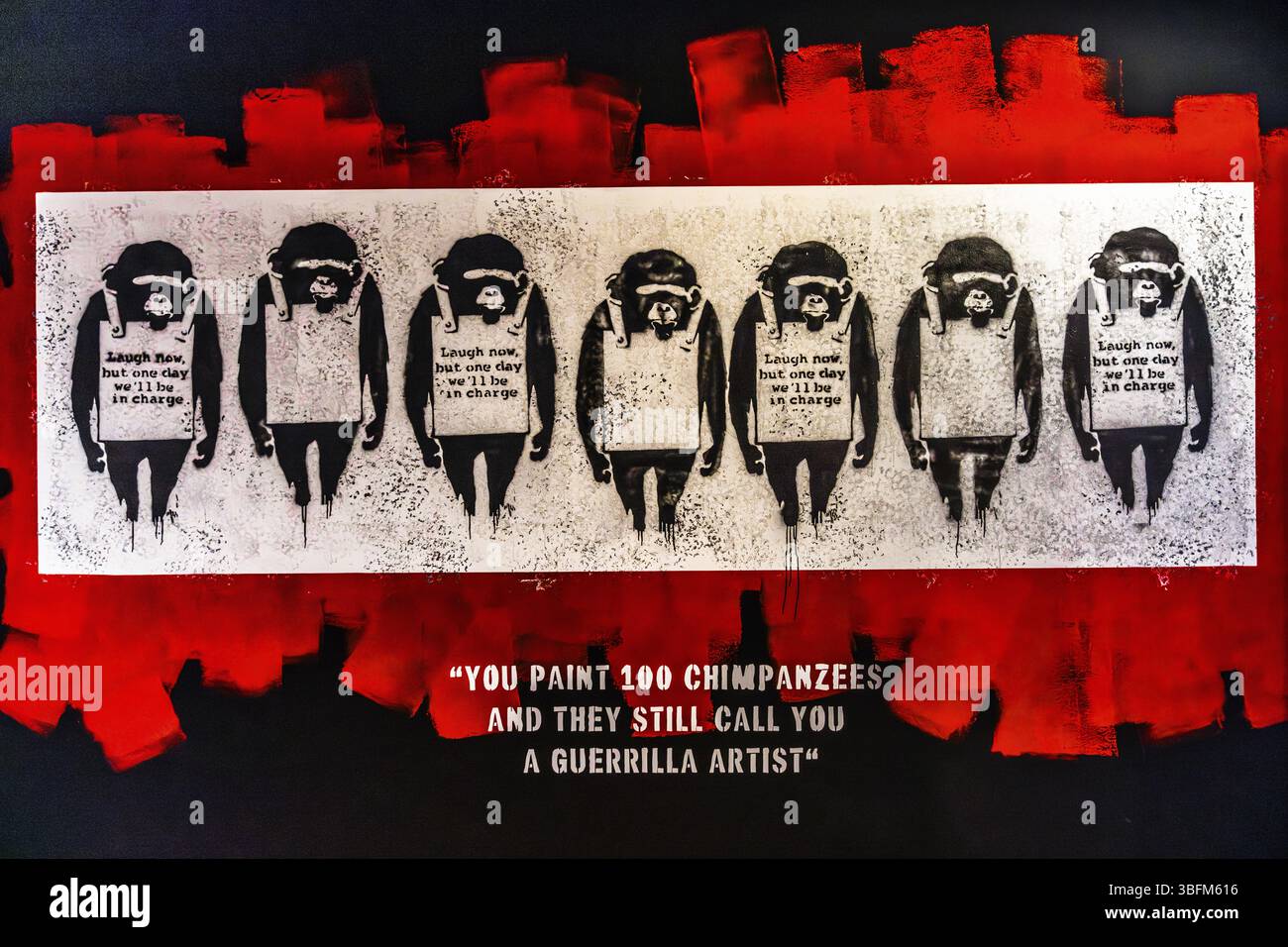 Banksy - Laugh Now, observation sarcastique des relations de pouvoir, de la pression des pairs et des bouleversements sociaux, 2002, Brighton, Royaume-Uni, exposition le monde de Banksy Banque D'Images