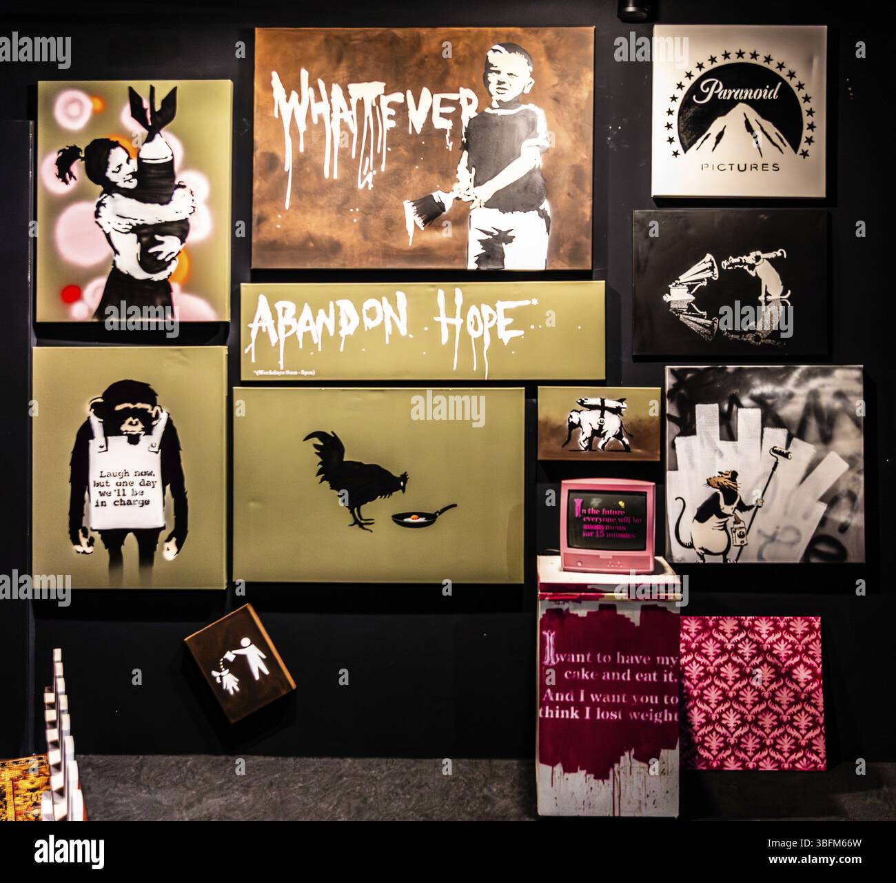 Installation avec diverses œuvres de Banksy, exposition le monde de Banksy Banque D'Images